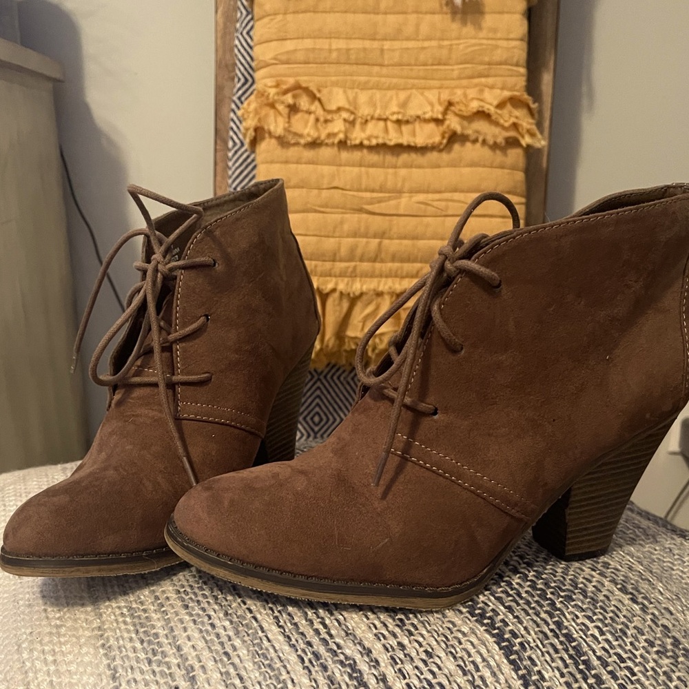 MIA ANKLE BOOTIES SIZE 8.5